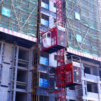 高層建筑施工升降機 建筑工地機械設備的現代化符號